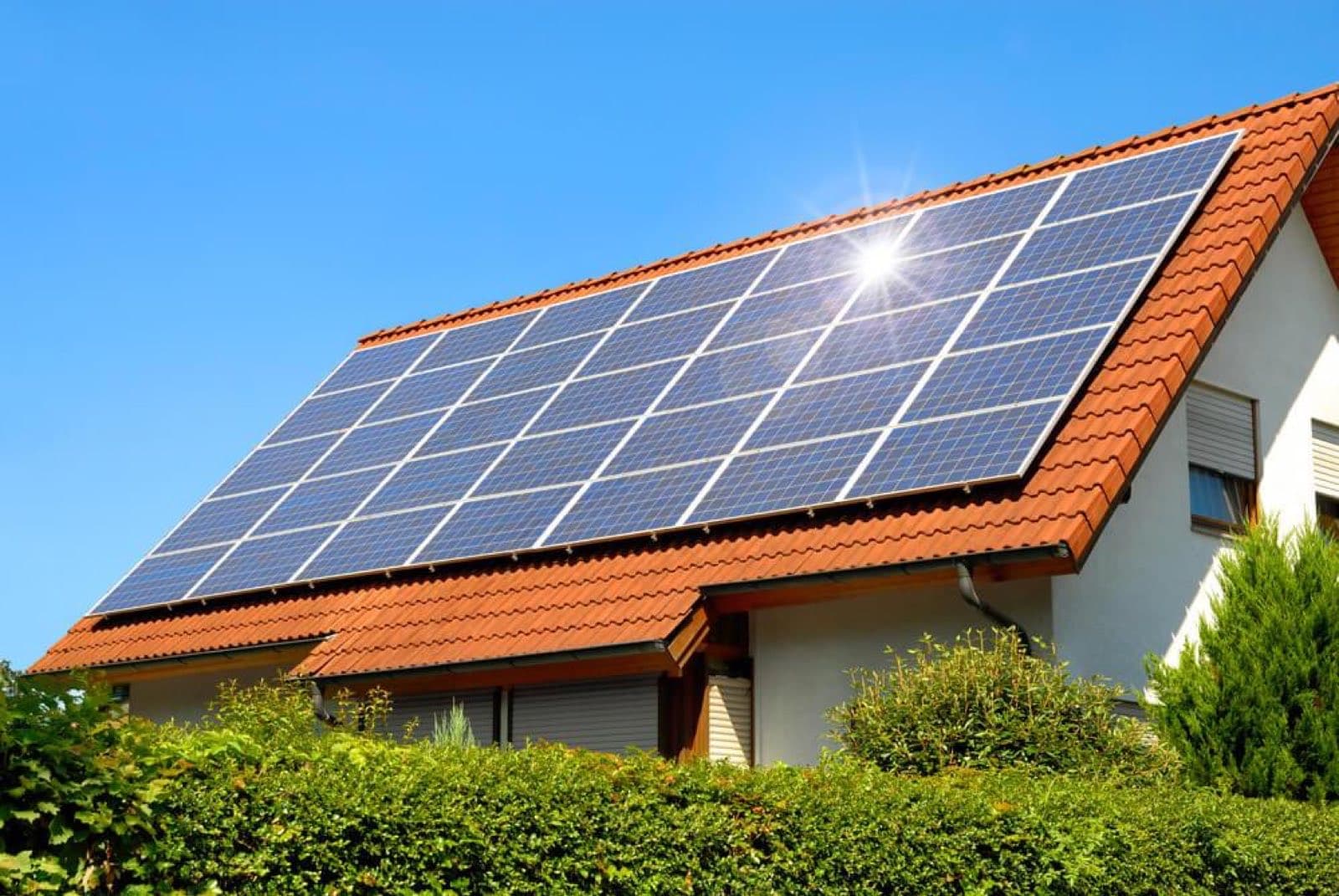 Fotovoltaické panely na střeše rodinného domu