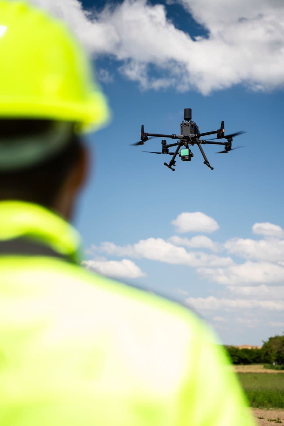 Detail inspekčního dronu ve vzduchu nad pilotem