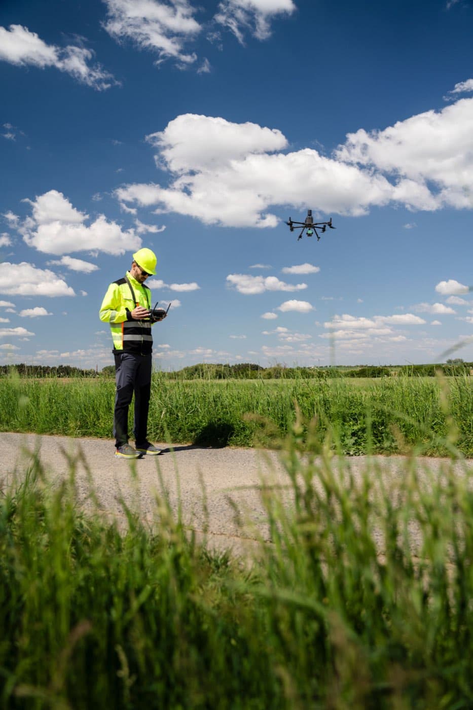 Pilot AeroVision ovládá inspekční dron nad polem