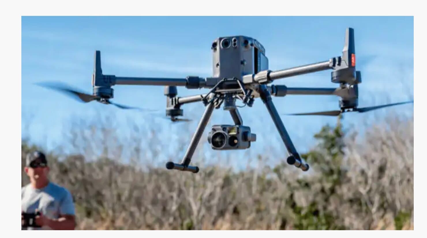 Inspekční dron s termokamerou během letu